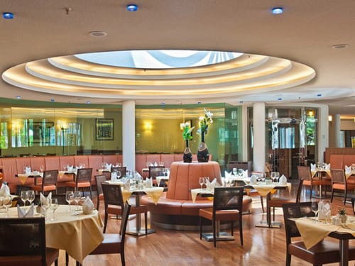 Restaurant mit verschieden Sitzbreichen und gedeckten Tischen