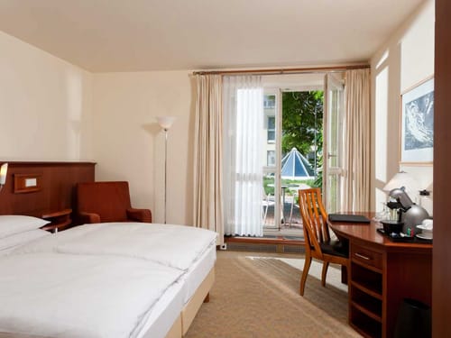 Standard Doppelzimmer mit Doppelbett, Schreibtisch, Stuhl und Kaffeezubereiter