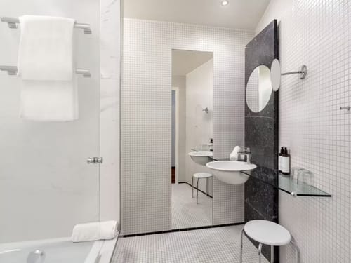 Helles, modernes Badezimmer