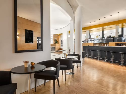 Hotelbar mit vielen Sitzmöglichkeiten