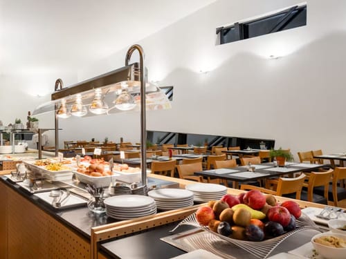 Buffet mit Speisen und Tische und Stühle