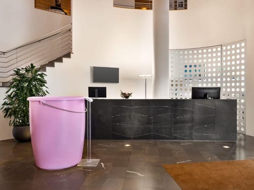 Moderne Rezeption mit einem großen rosa Eimer