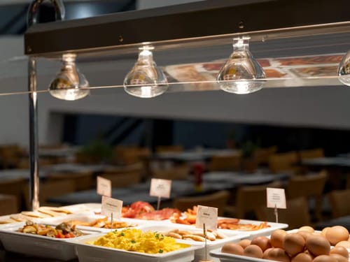 Verschiedene Speisen am Buffet