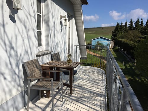 kleine Tischgruppe mit zwei Stühlen und Tisch auf dem Balkon
