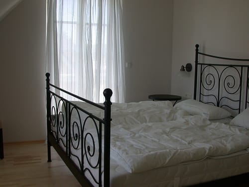 Doppelbett mit Metallgestell