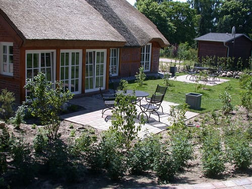 verschiedene Sitzgriuppen im Garten