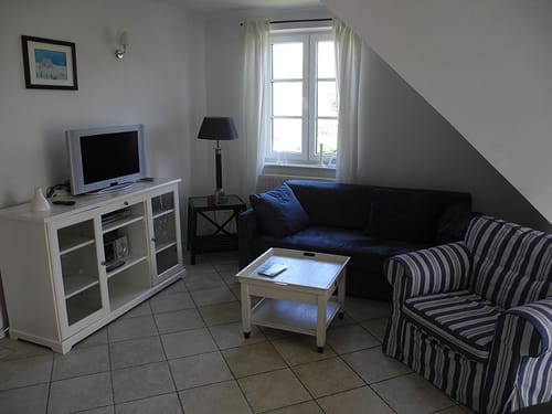 Couch, Sessel, Stehlampe, Sideboard und TV