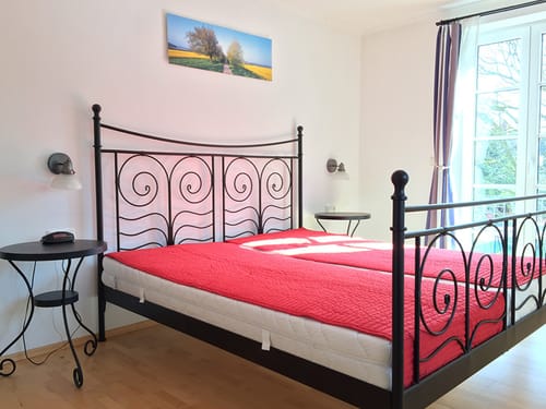 Doppelbett mit rotem Bettbezug