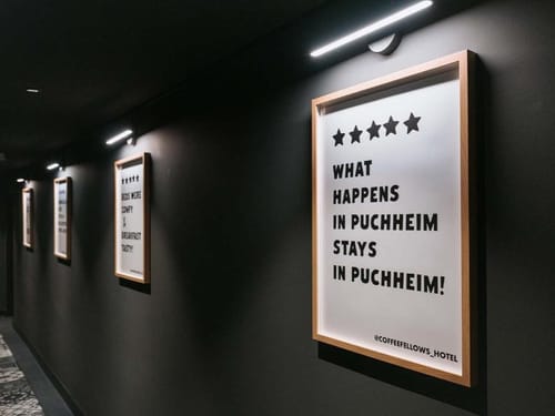 Flur mit gerahmten Hotelzitaten an der Wand in einem Hotel in Puchheim