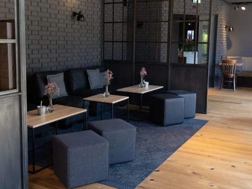 Moderner Lounge-Bereich mit minimalistischer Einrichtung und gemütlichen Sitzmöglichkeiten