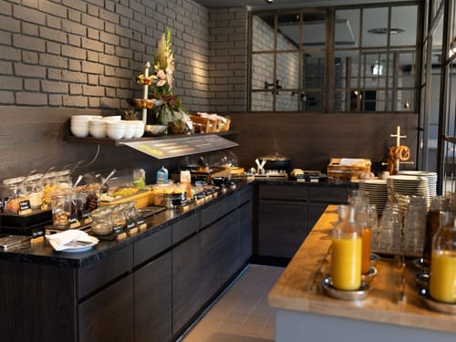 Frühstücksbuffet mit verschiedenen Speisen und Getränken
