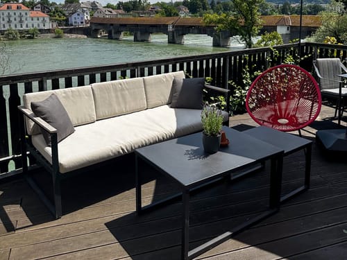 Terrasse mit gemütlicher Sitzecke und Flussblick
