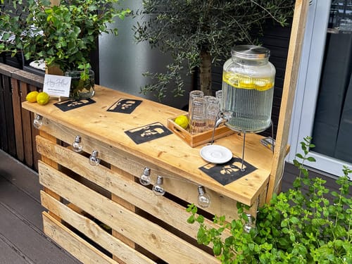 Erfrischungsstation mit Zitronenwasser auf Holztheke