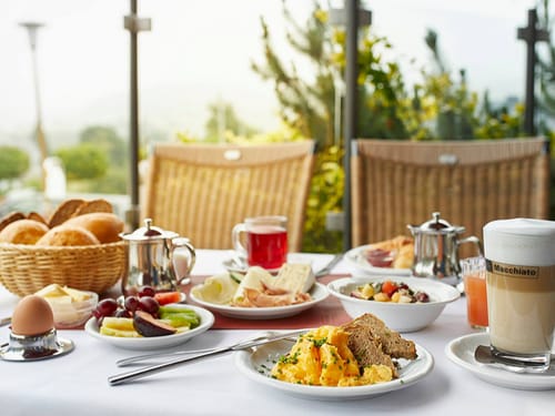 Gedeckter Frühstückstisch im verschiedenen Speisen und Getränken