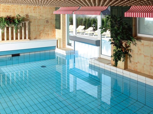 Indoor Pool mit Möglichkeit in den Outdoor Pool zu schwimmen