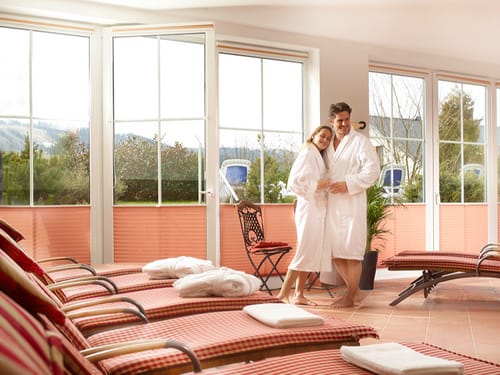 Ein Paar im Ruheraum mit Relaxliegen