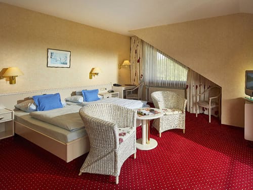 Doppelzimmer mit Schreibtisch, Sesseln und Fernsehen