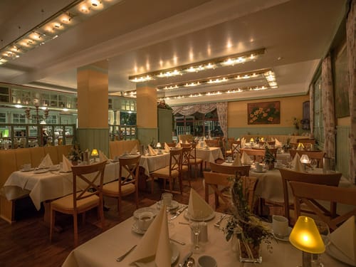 Hotel Restaurant mit weiß eingedeckten Tischen