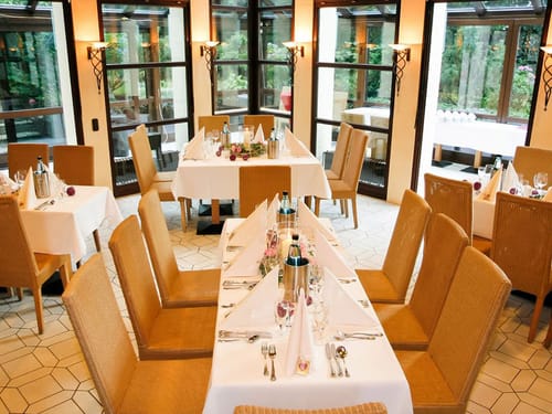 Gedeckte Tische im Restaurant