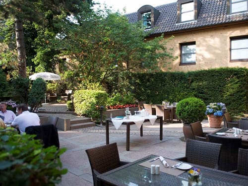 Hotel Terrasse mit Rattanmöbeln