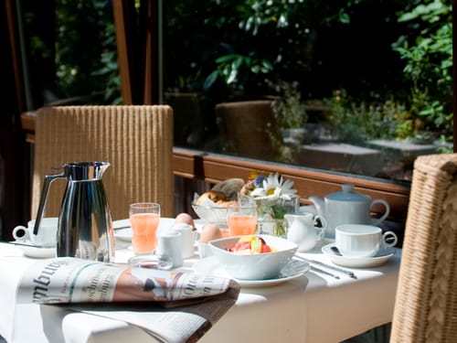 Gedeckter Tisch auf der Terrasse