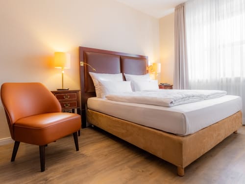 Modernes zimmer mit einem Lederstuhl