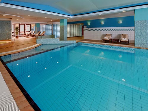 Pool im Wellnessbereich