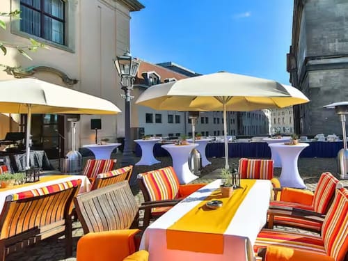 farbenfrohe Terrassenmöble auf der Sonnenterrasse
