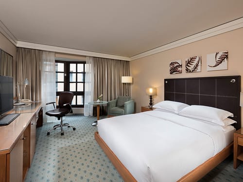 Boxspringbett, Schreibtisch, TV, Schreibtischstuhl, Tusch und Sessel