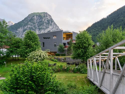 Blick auf den Garten, das Hotel und die Berge