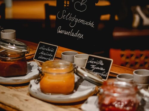 hausgemachte Marmeladen am Frühstücksbuffet