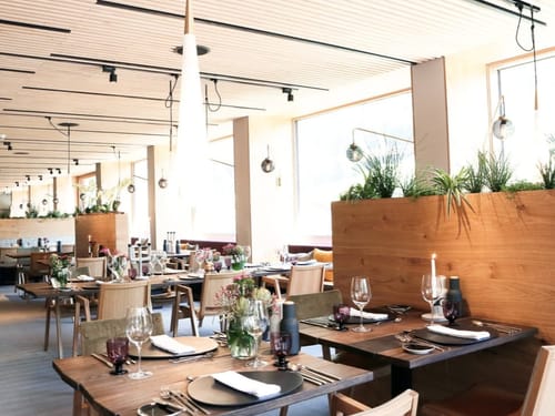 modern und mit viel Holzobtik eingerichtetes Restaurant
