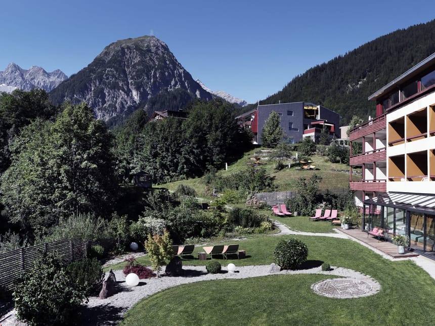 Hotel und Gartenansicht bei Sonnenschein