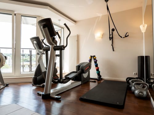 Modernes Fitnessstudio mit Cardio- und Krafttrainingsgeräten.