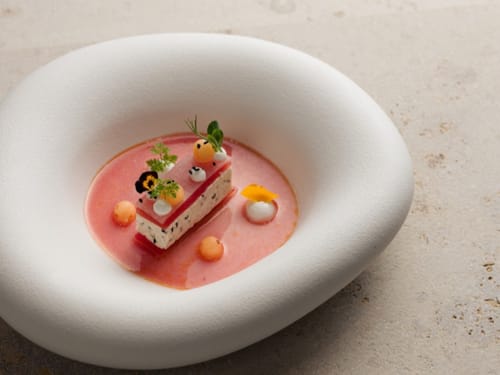 Entdecken Sie eine exquisite Dessert-Kreation, kunstvoll präsentiert in einer modernen, weißen Schale. Perfekte Balance aus Geschmack und Ästhetik.
