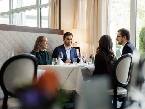 Mehrere Personen im Restaurant am gedeckten Tisch