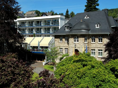 Historisches Hotelgebäude in einer grünen Umgebung