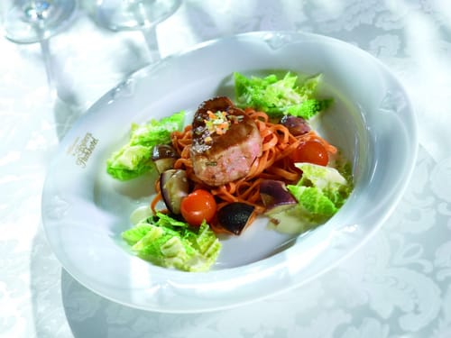 Erleben Sie kulinarischen Genuss mit einem exquisiten Gericht aus zarter Pasta, saftigem Steak, frischen Tomaten und knackigem Gemüse. Perfekt für besondere Anlässe.