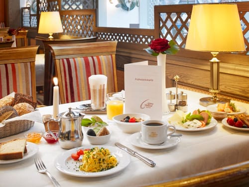 Reichhaltiges Frühstück im Hotelrestaurant mit Kaffee, Saft und Brot.
