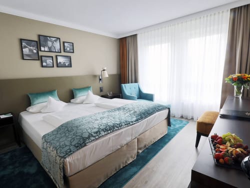 Boxspringbett, Sessel, Hockerm Schreibtisch und Leselampen
