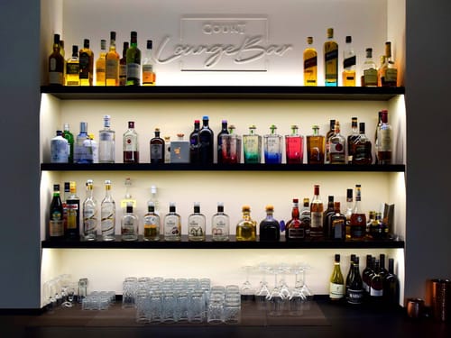 große Auswahl an Getränken an der Bar