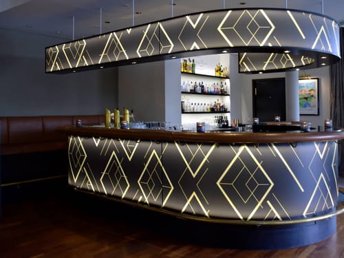 moderne Hotel Bar mit Beleuchutng