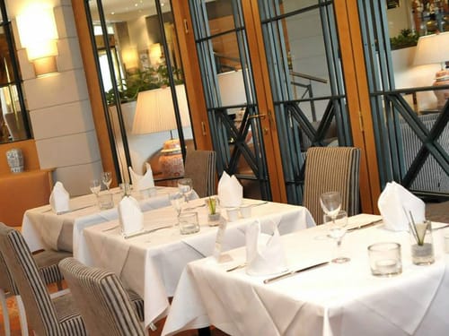 Hotel Restaurant mit weiß eingedeckten Tischen