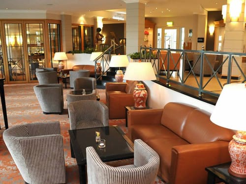 Lobby mit verschiedenen Loungemöbeln elegant eingerichtet