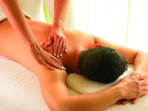 Massageanwendung im Wellnessbereich
