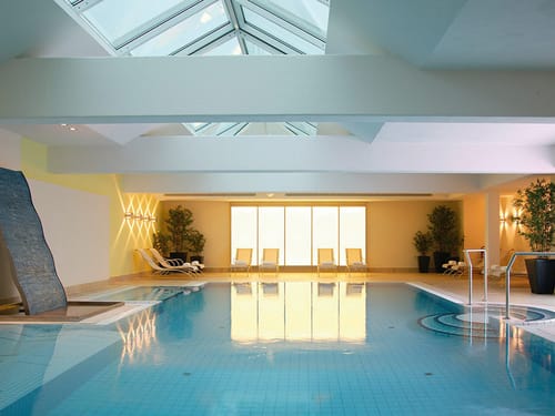 Pool im Wellnessbereich