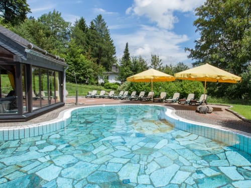 Außen Pool mit Sonnenschirmen und Relaxliegen