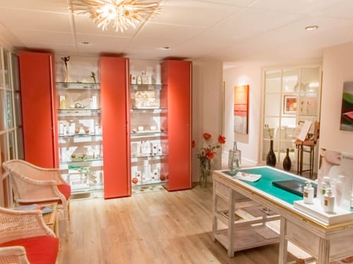 Beautyabteilung  mit Rezeption und einer Auswahl an kosmetischen Artikeln in den Vitrinen
