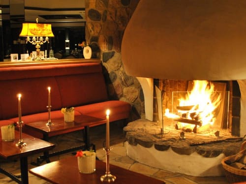Kamin in der Hotelbar