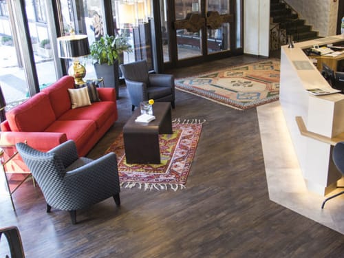 Lobby mit Rezeption und Loungemöbeln
